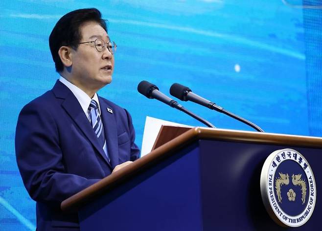 이재명 대통령이 27일 부산 영도구에서 열린 제31회 바다의 날 기념식에서 기념사를 하고 있다. 2026.5.27 연합뉴스