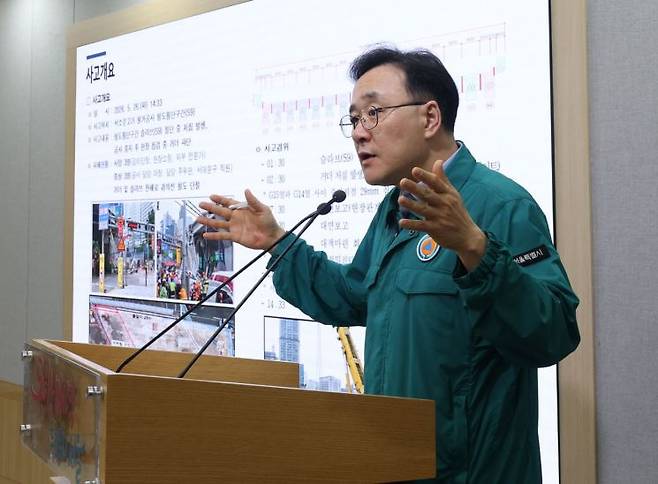 임춘근 서울시 도시기반시설본부장이 27일 서울시청에서 서소문고가 붕괴사고 관련 브리핑을 마친 뒤 취재진의 질문에 답을 하고 있다. 2026.5.27 연합뉴스