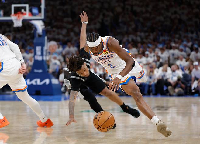 오클라호마시티의 샤이 길저스 알렉산더가 27일 샌안토니오와의 NBA 서부 컨퍼런스 결승 5차전에서 드리블을 하고 있다./Alonzo Adams-Imagn Images 연합뉴스
