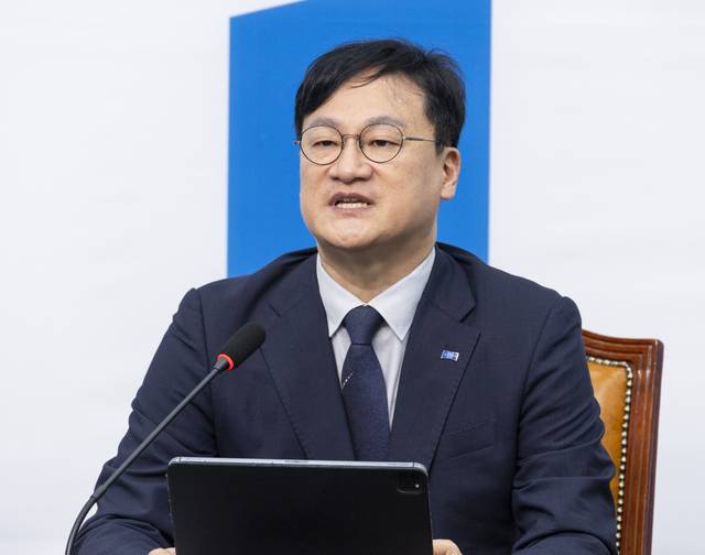 황명필 조국혁신당 울산시당 위원장이 27일 국회에서 난항을 겪고 있는 김상욱 더불어민주당, 김종훈 진보당 울산시장 후보 간 단일화에 대한 입장을 밝히는 기자회견을 하고 있다. [연합뉴스]