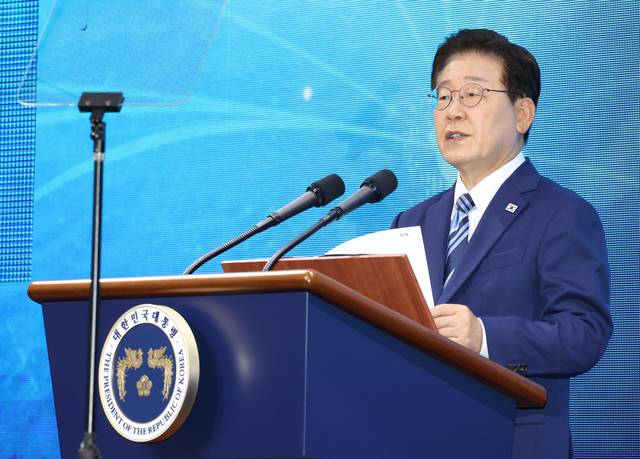 이재명 대통령이 27일 부산 영도구에서 열린 제31회 바다의 날 기념식에서 기념사를 하고 있다. [연합뉴스]