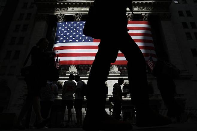 미국 뉴욕 뉴욕증권거래소(NYSE)에 26일(현지시간) 초대형 성조기가 걸려 있다. UPI 연합