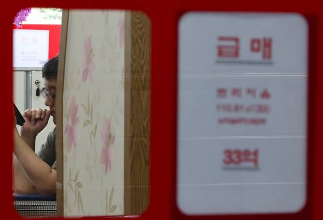 서울 송파구의 한 부동산에서 업주가 손님을 기다리고 있다. 사진=뉴시스