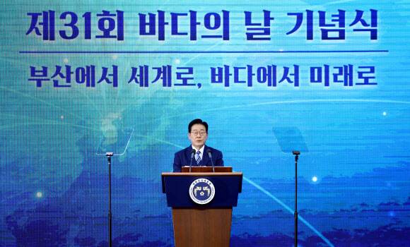 이재명 대통령이 27일 부산 영도구에서 열린 제31회 바다의 날 기념식에서 기념사를 하고 있다. 연합뉴스