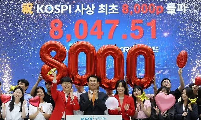26일 서울 여의도 한국거래소 홍보관에서 정은보 이사장과 직원들이 코스피 8000포인트 돌파를 축하하고 있다. 연합뉴스