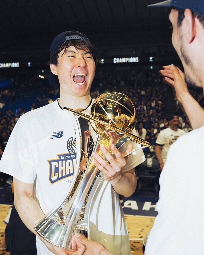 지난 26일 일본프로농구 최상위 리그인 B리그에서 우승한 뒤 트로피를 들고 기뻐하는 이현중. B리그 SNS 갈무리