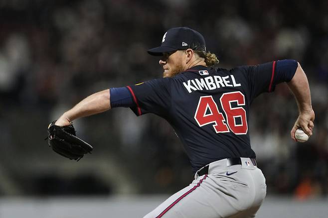 <yonhap photo-3467=""> Atlanta Braves pitcher Craig Kimbrel throws to a San Francisco Giants batter during the seventh inning of a baseball game Friday, June 6, 2025, in San Francisco. (AP Photo/Godofredo A. V?squez)/2025-06-08 11:07:39/ <저작권자 ⓒ 1980~2025 ㈜연합뉴스. 무단 전재 재배포 금지, AI 학습 및 활용 금지></yonhap>