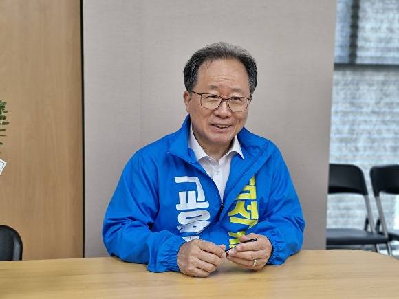 김석준 부산시교육감 후보가 아이뉴스24와 인터뷰를 하고 있다. [사진=박채오 기자]