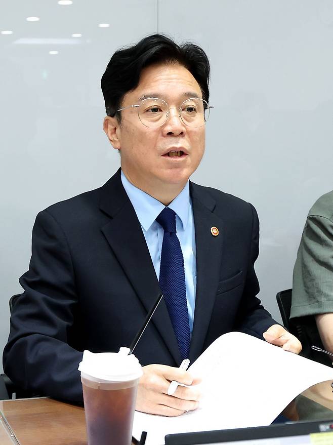 김영훈 고용노동부 장관이 27일 세종시 정부세종청사 고용노동부 기자실에서 열린 출입기자단 차담회에서 발언하고 있다. 뉴스1
