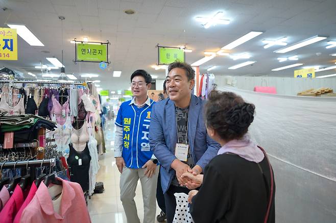 ▲ 이원종 배우가 27일 더불어민주당 구자열 원주시장 후보와 함께 원주 자유시장 등을 찾아 상인, 시민들에게 지지를 호소했다.