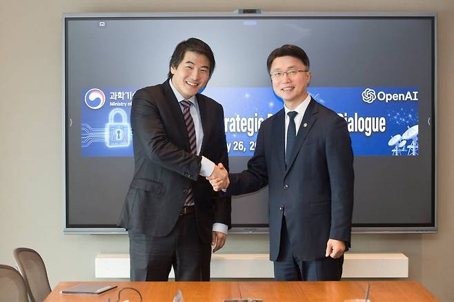 류제명 과학기술정보통신부 제2차관이 26일 서울 영등포구 여의도 ThreeIFC 회의실에서 제이슨 권 오픈AI CSO를 만나 AI 보안위협 대응 등 협력방안을 논의하기 전 기념촬영을 하고 있다. / 사진=과학기술정보통신부