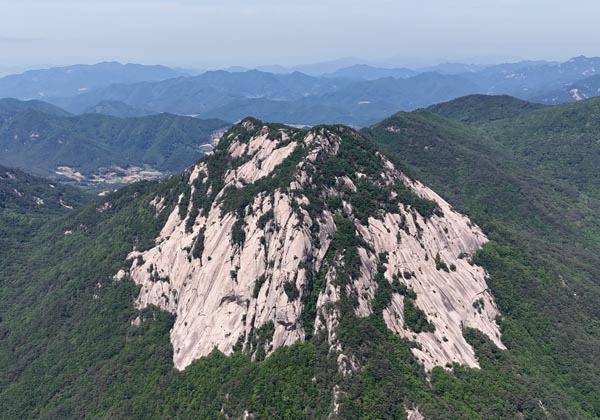 드론을 띄워 문경 봉암사 방면에서 본 희양산 정상으로 산 전체가 하나의 거대한 하얀 암봉으로 빛이 난다.