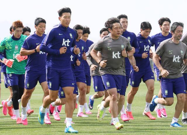26일(현지시간) 오후 미국 유타주 헤리먼에 위치한 자이언스뱅크 트레이닝센터에서 축구 국가대표팀 손흥민과 황희찬, 조규성 등 선수들이 훈련을 하고 있다. 연합뉴스