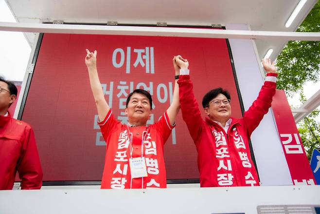 안철수 국민의힘 국회의원이 27일 오전 김포를 찾아 김병수 김포시장 후보 지원유세를 벌이고 있다. 김병수 후보 캠프 제공