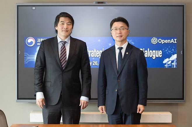 류제명 과학기술정보통신부 제2차관(오른쪽)이 지난 26일 오후 서울 영등포구 ThreeIFC 회의실에서 제이슨 권 오픈AI 최고전략책임자(CSO)를 만나 기념촬영을 하고 있다. <사진=과학기술정보통신부>