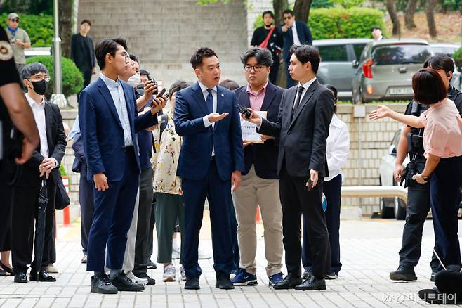 김세의 가로세로연구소(가세연) 대표가 26일 오전 서울 서초구 중앙지방법원에서 성폭력범죄의 처벌 등에 관한 특례법 위반(카메라 등 이용 촬영·반포 등) 및 명예훼손 등 혐의와 관련, 구속 전 피의자 심문(영장실질심사)에 출석하며 취재진과 설전을 벌이고 있다. 김 대표는 유튜브 방송과 기자회견 등을 통해 배우 고(故) 김새론이 미성년자인 15세 때부터 약 6년간 김수현과 교제했다는 취지의 주장과 녹취록 등을 반복적으로 유포한 혐의를 받는다.  /사진=뉴스1