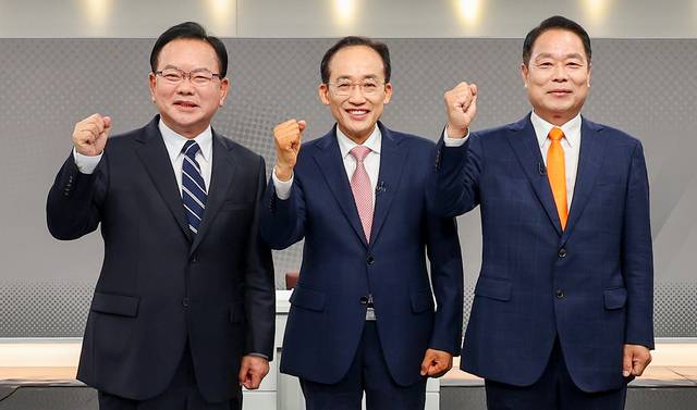토론회 나선 대구시장 후보들 : 26일 대구 수성구 대구MBC에서 열린 6·3 지방선거 대구시장 후보자 토론회에서 후보자들이 토론 시작에 앞서 주먹을 쥐고 기념촬영을 하고 있다. 왼쪽부터 김부겸 더불어민주당·추경호 국민의힘·이수찬 개혁신당 후보. 연합뉴스