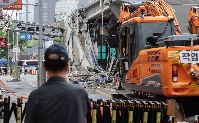 27일 오전 서울 서대문구 서소문 고가차도 철거 현장이 지난 26일 발생한 붕괴 사고로 통제되고 있다.  윤창빈 기자