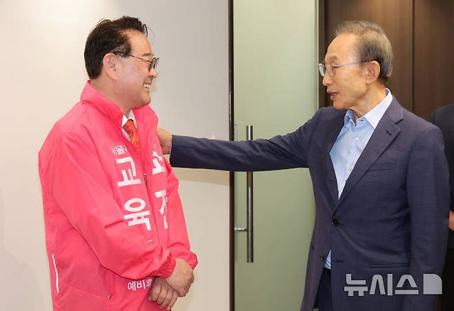 [서울=뉴시스] 황준선 기자 = 조전혁 서울시교육감 후보가 27일 오후 서울 서초구 청계재단에서 이명박 전 대통령을 예방해 인사를 나누고 있다. 2026.05.27. hwang@newsis.com