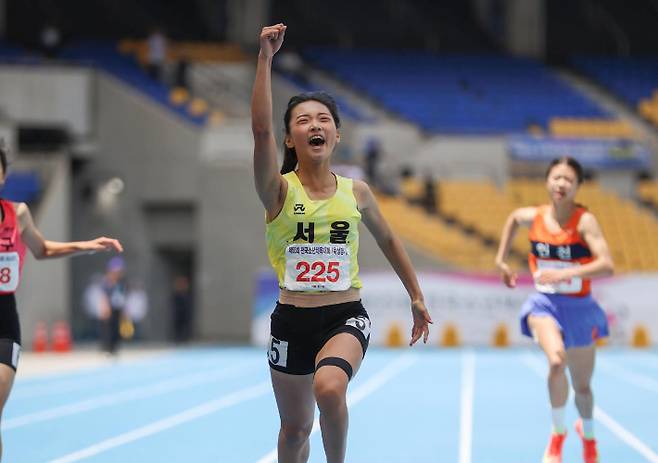 제55회 전국소년체육대회 육상 여자 15세이하부 200m 결선에서 24초34의 부별 한국 기록으로 우승을 차지한 왕서윤이 세리머니를 펼치고 있다. 대한육상연맹 제공
