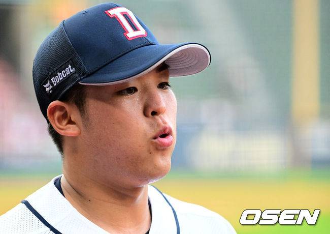 [OSEN=잠실, 지형준 기자] 25일 오후 서울 잠실야구장에서&nbsp;2024 신한 SOL Bank KBO리그 두산 베어스와 키움 히어로즈의 경기가 열렸다.두산은 단기 외국인투수 시라카와를, 키움은 루키 김윤하를 선발로 내세웠다.1회 수비를 마친 두산 시라카와가 숨을 몰아쉬고 있다. 2024.07.25 / jpnews@osen.co.kr