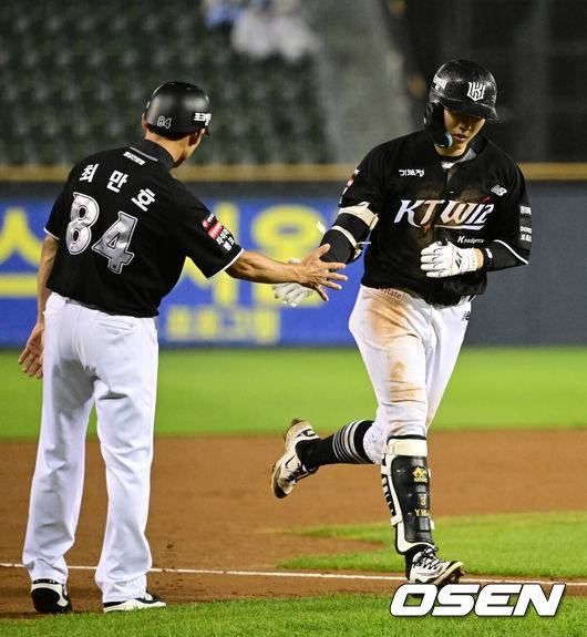 [OSEN=잠실, 지형준 기자] 26일 서울 잠실야구장에서 2026 신한 SOL KBO리그 두산 베어스와 KT 위즈의 경기가 열렸다.두산은 최민석, KT 보쉴리가 선발로 나섰다.9회초 2사에서 KT 최원준이 우월 솔로포를 날리며 최만호 코치와 하이파이브를 하고 있다. 2026.05.26&nbsp;/ jpnews@osen.co.kr
