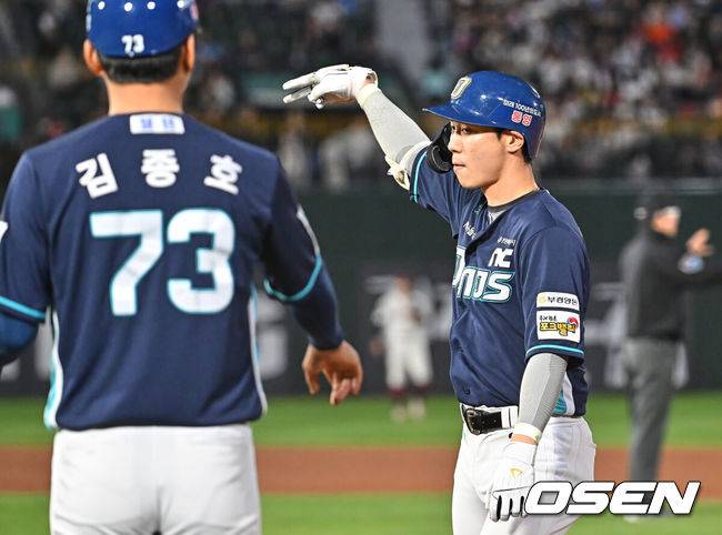 [OSEN=부산, 이석우 기자] 13일 부산 사직야구장에서 2026 신한 SOL KBO 리그 롯데 자이언츠와 NC 다이노스의 경기가 열렸다. 홈팀 롯데는 비슬리가, 방문팀 NC는 테일러가 선발 출전했다.NC 다이노스 한석현이 5회초 1사 1,3루 우익수 앞 1타점 안타를 치고 세리머니를 하고 있다. 2026.05.13 / foto0307@osen.co.kr