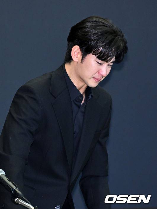 [OSEN=민경훈 기자] 31일 오후 서울 마포구 상암동 스탠포드호텔에서 김수현 기자회견이 열렸다.배우 김수현은 故김새론 사망 이후 그를 휘감은 미성년자 열애 의혹 등에 대한 기자회견에 참석한다. 고인 사망 후 44일 만이며, 김수현은 법무법인 엘케이비앤파트너스 김종복 변호사와 함께 참석한다. 다만 기자회견에서 질의응답은 이뤄지지 않는다.배우 김수현이 기자회견을 마치고 취재진의 질문을 뒤로한 채 퇴장하고 있다. 2025.03.31 / rumi@osen.co.kr