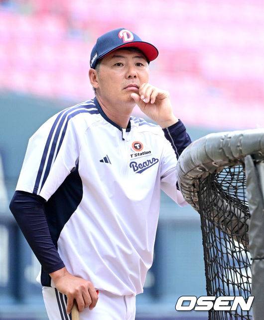 [OSEN=잠실, 최규한 기자] 27일 서울 잠실야구장에서 ‘2026 신한 SOL Bank KBO리그’ 두산 베어스와 KT 위즈의 경기가 열린다.홈팀 두산은 웨스 벤자민, 방문팀 KT는 오원석을 선발로 내세운다.경기를 앞두고 두산 김원형 감독이 선수들의 훈련을 주시하고 있다. 2026.05.27 / dreamer@osen.co.kr