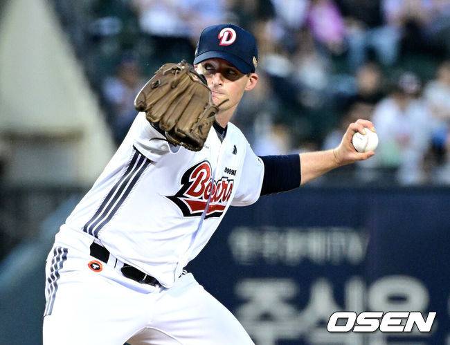 [OSEN=잠실, 최규한 기자] 27일 서울 잠실야구장에서 ‘2026 신한 SOL Bank KBO리그’ 두산 베어스와 KT 위즈의 경기가 열렸다.홈팀 두산은 웨스 벤자민, 방문팀 KT는 오원석을 선발로 내세웠다.3회초 두산 선발 웨스 벤자민이 힘차게 공을 뿌리고 있다. 2026.05.27 / dreamer@osen.co.kr