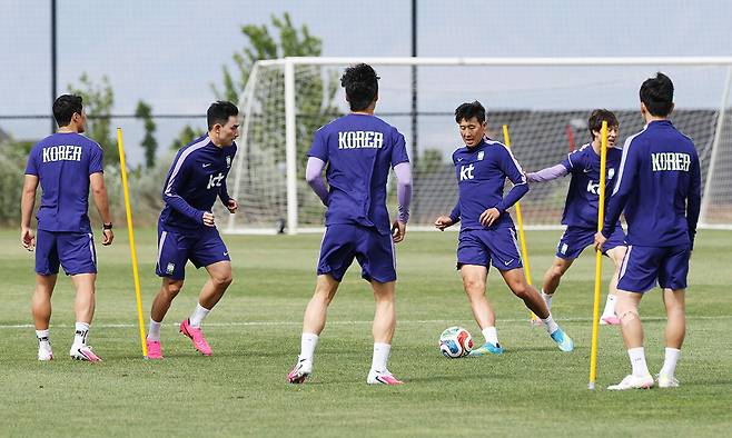 호흡 맞추는 대표팀 손흥민을 비롯한 대한민국 축구 국가대표팀 선수들이 26일 미국 유타주 헤리먼의 자이언스뱅크 트레이닝센터에서 밝은 표정으로 훈련하고 있다. 이날 대표팀 선수들은 서로 발을 맞춰보며 본격적인 전술 훈련을 소화했다. 헤리먼=연합뉴스