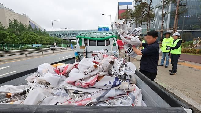 삼성전자 노사가 전날 임금협상 잠정 합의안을 도출한 가운데 21일 평택 삼성전자 평택캠퍼스 인근 노조 현수막이 철거되고 있다. 성형주 기자 2026.05.21