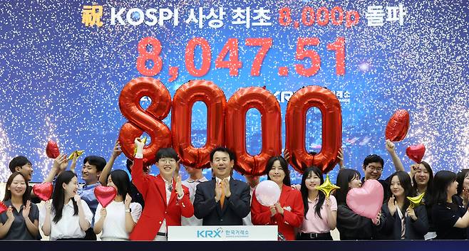 코스피가 사상 처음으로 종가 기준 8000선을 돌파한 26일 서울 여의도 한국거래소 홍보관에서 정은보 이사장과 직원들이 기념 세리머니를 펼치는 모습 ⓒ 연합뉴스