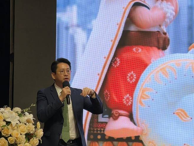 문덕일 팝마트 사장이 27일 오전 베이징 포스코빌딩에서 열린 중국한국상회 주최 베이징 모닝포럼에서 강연을 진행하고 있다. ⓒ연합뉴스