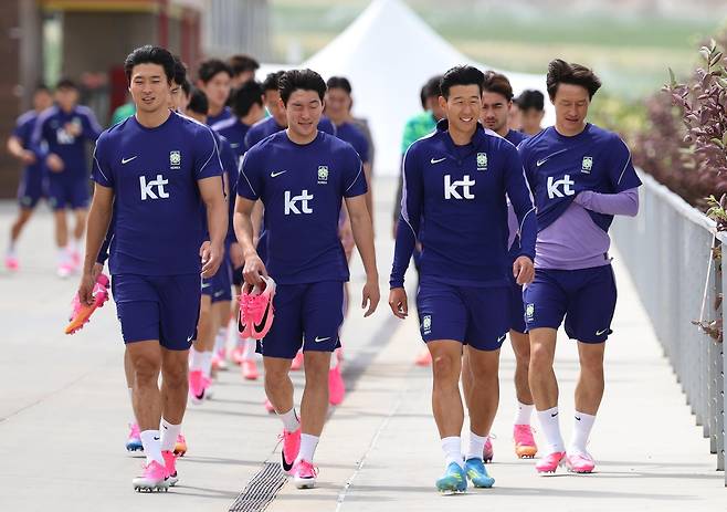 26일(현지시간) 오후 미국 유타주 헤리먼에 위치한 자이언스뱅크 트레이닝센터에서 축구 국가대표팀 손흥민 등 선수들이 훈련을 위해 이동하고 있다. 연합뉴스