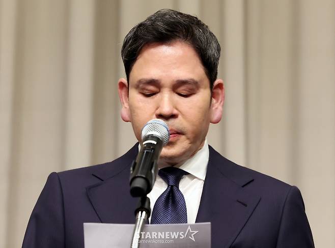 (서울=뉴스1) 김진환 기자 = 정용진 신세계그룹 회장이 26일 오전 서울 강남구 조선팰리스에서 열린 기자회견에서 스타벅스 '탱크데이' 논란 관련 대국민 사과를 하고 있다. 2026.5.26/뉴스1 Copyright (C) 뉴스1. All rights reserved. 무단 전재 및 재배포, AI학습 이용 금지. /사진=(서울=뉴스1) 김진환 기자