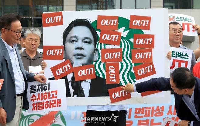 (서울=뉴스1) 이호윤 기자 = 전국민중행동 등 146개 단체 회원들이 27일 서울 종로구 광화문 광장에서 열린 '정용진 규탄, 스타벅스 불매운동 전국화 발표 기자회견'에서 퍼포먼스를 하고 있다. 2026.5.27/뉴스1 Copyright (C) 뉴스1. All rights reserved. 무단 전재 및 재배포, AI학습 이용 금지. /사진=(서울=뉴스1) 이호윤 기자