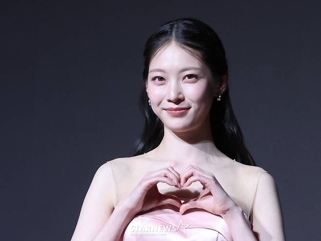 [서울=뉴시스] 조수정 기자 = 배우 공승연이 6일 오후 서울 강남구 조선팰리스 서울강남에서 열린 MBC 금토드라마 '21세기 대군부인' 제작발표회에서 포토타임 때 포즈를 취하고 있다. 21세기 대군부인은 오는 10일부터 방송한다. 2026.04.06. chocrystal@newsis.com /사진=조수정