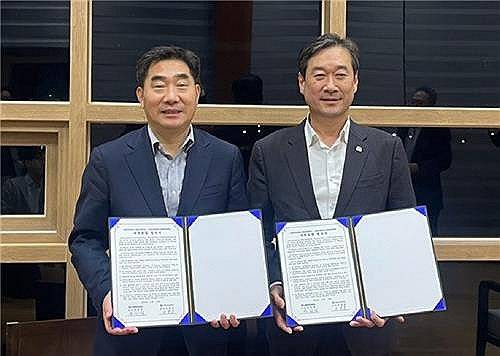목포대·순천대, 대학 통합·통합 의대 추진 극적 합의 (서울=연합뉴스) 국립 목포대학교와 국립 순천대학교가 전남 지역 숙원인 의과대학 설립을 위해 대학 통합과 통합 의대 추진에 극적으로 합의했다.
    16일 목포대와 순천대에 따르면 송하철 목포대 총장과 이병운 순천대 총장은 지난 15일 저녁 만나 통합 추진 원칙, 로드맵 등에 합의했다. 사진은 기념사진을 찍는 이병운 순천대 총장(왼쪽), 송하철 목포대 총장. 2024.11.16 [목포대학교 제공. 재판매
 및 DB 금지] photo@yna.co.kr