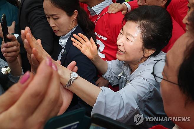 박근혜 전 대통령 밝은 표정 (진주=연합뉴스) 김동민 기자 = 박근혜 전 대통령이 27일 경남 진주시 진주중앙시장을 찾아 시민과 인사하고 있다.
    박 전 대통령은 이날 국민의힘 박완수 경남지사 후보, 같은 당 한경호 진주시장 후보 등을 지지하기 위해 진주를 방문했다. 2026.5.27 [공동취재] image@yna.co.kr