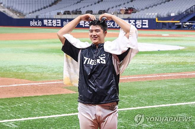첫 승 축하받는 KIA 김태형 26일 서울 구로구 고척스카이돔에서 열린 2026 프로야구 KIA 타이거즈와 키움 히어로즈의 경기. 5-2로 승리한 KIA 선발투수 김태형이 동료선수들의 축하를 받고 포즈를 취하고 있다. 2026.5.26 [KIA 타이거즈 제공. 재판매 및 DB 금지] photo@yna.co.kr