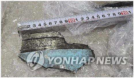 정부, HMM 나무호 타격 비행체 조사 결과 발표 (서울=연합뉴스) 정부는 27일 박윤주 외교부 1차관의 브리핑을 통해 호르무즈 해협의 한국 선박 HMM 나무호를 타격한 비행체가 이란산 대함미사일일 가능성이 크다고 결론을 내렸다. 
    박 차관은 조사 결과를 발표하면서 탄두의 형태, 기체 잔해물 색상 등을 토대로 "기술분석 결과, 이란에서 개발된 '누르' 계열 대함 미사일일 가능성이 높은 것으로 결론을 내렸다"고 말했다. 사진은 외교부가 공개한 HMM 나무호를 타격한 비행체의 기체. 2026.5.27 [외교부 제공. 재판매 및 DB 금지] photo@yna.co.kr