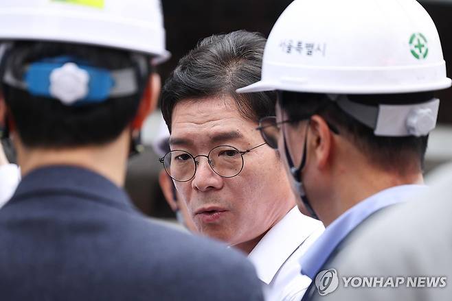 서소문 고가차도 붕괴 사고 현장 찾은 정원오 후보 (서울=연합뉴스) 김성민 기자 = 더불어민주당 정원오 서울시장 후보가 26일 서울 서대문구 서소문 고가차도 붕괴 사고 현장에서 관계자들과 대화하고 있다. 2026.5.26 ksm7976@yna.co.kr