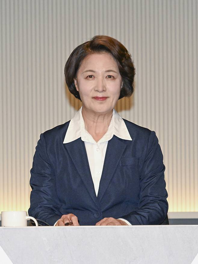 ▲ 더불어민주당 추미애 경기지사후보가 27일 서울시 영등포구 KBS 본관에서 열린 제9회 전국동시지방선거 경기도지사 후보자토론회에서 토론을 준비하고 있다./경기사진공동취재단