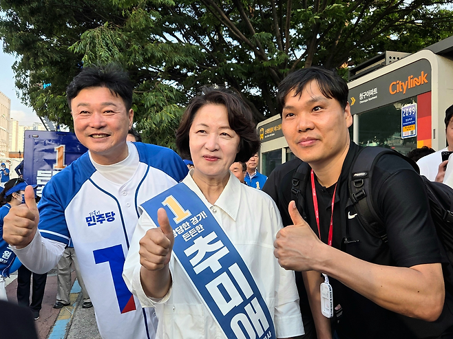 ▲ 추미애 더불어민주당 경기도지사 후보가 28일 오후 이천시 SK하이닉스 정문 앞 유세를 마친 뒤 성수석 이천시장 후보와 함께 시민들과 기념촬영을 하고 있다./박다예 기자 pdyes@incheonilbo.com