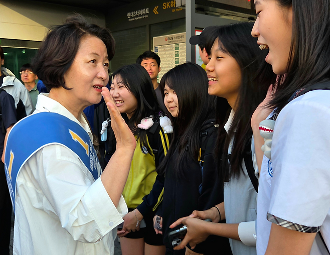 ▲ 추미애 더불어민주당 경기도지사 후보가 28일 오후 이천시 SK하이닉스 정문 앞에서 학생들과 인사를 나누고 있다./박다예 기자 pdyes@incheonilbo.com