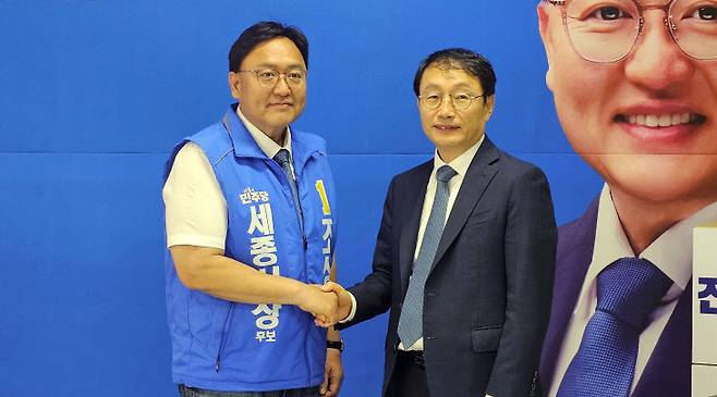 조상호 더불어민주당 세종시장 후보(왼쪽)와 구현모 전 KT 대표이사가 28일 조 후보의 선거사무소에서 기념촬영을 하고 있다. (사진=조선교 기자)