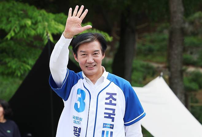경기 평택을 국회의원 재선거에 출마한 조국혁신당 조국 후보가 25일 경기도 평택시 팽성읍 내리문화공원에서 지지를 호소하고 있다. 연합뉴스