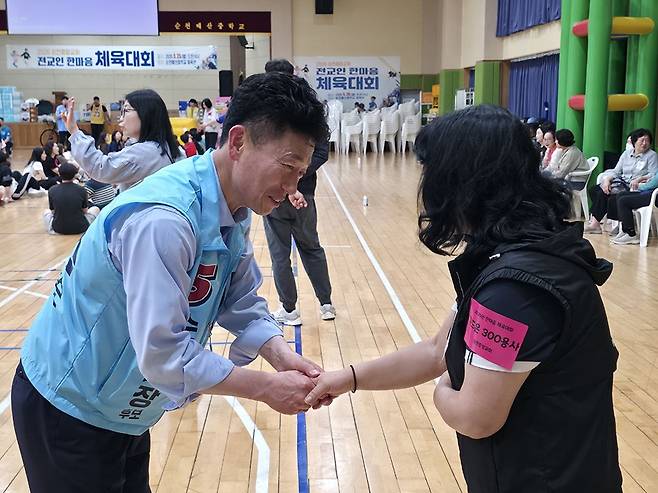 진보당 이성수 순천시장 후보가 지난 25일 순천중앙교회 체육대회 행사를 찾아 유권자들에게 지지를 호소하고 있다. <이성수 후보 측 제공>