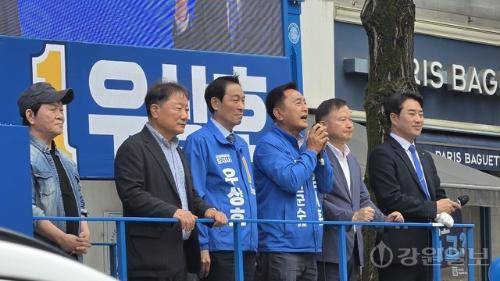 ◇더불어민주당 우상호 강원특별자치도지사 후보와 김세훈 화천군수 후보가 28일 화천읍 화천농협 인근에서 합동유세를 하며 유권자들에게 지지를 호소했다. 이날 탤런트 우현이 지지연설을 했고, 최윤 강원민주재단 이사장, 하영재 예비역장군이 자리를 함께 했다. 화천=이무헌기자